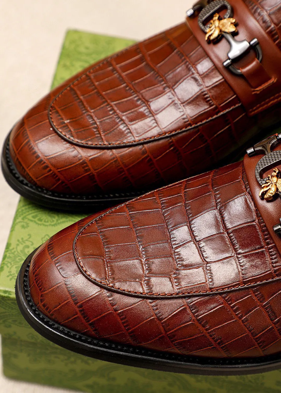 Men's shoes 💰442 💐 Product trademark: GUCCI "Gucci" casual leather shoes Regular size: 38-44 (45.46🉑️customized) Product materials: Selected imported first-layer calfskin embossed upper + luxury hardware buckle, imported water-dyed cow leather lining. Strong three-dimensional visual effect, combined outsole Color: 2⃣️colors available